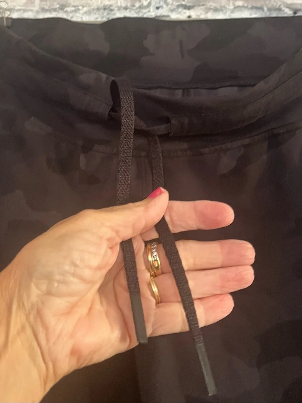 lululemon athletica Women's Dark Camo Joggers, hidden pockets, great condition